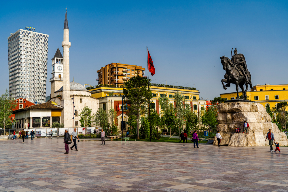 Tiranës i ikin të rinjtë, kanë rënë me 22 për qind ndërmjet 2011-2023 